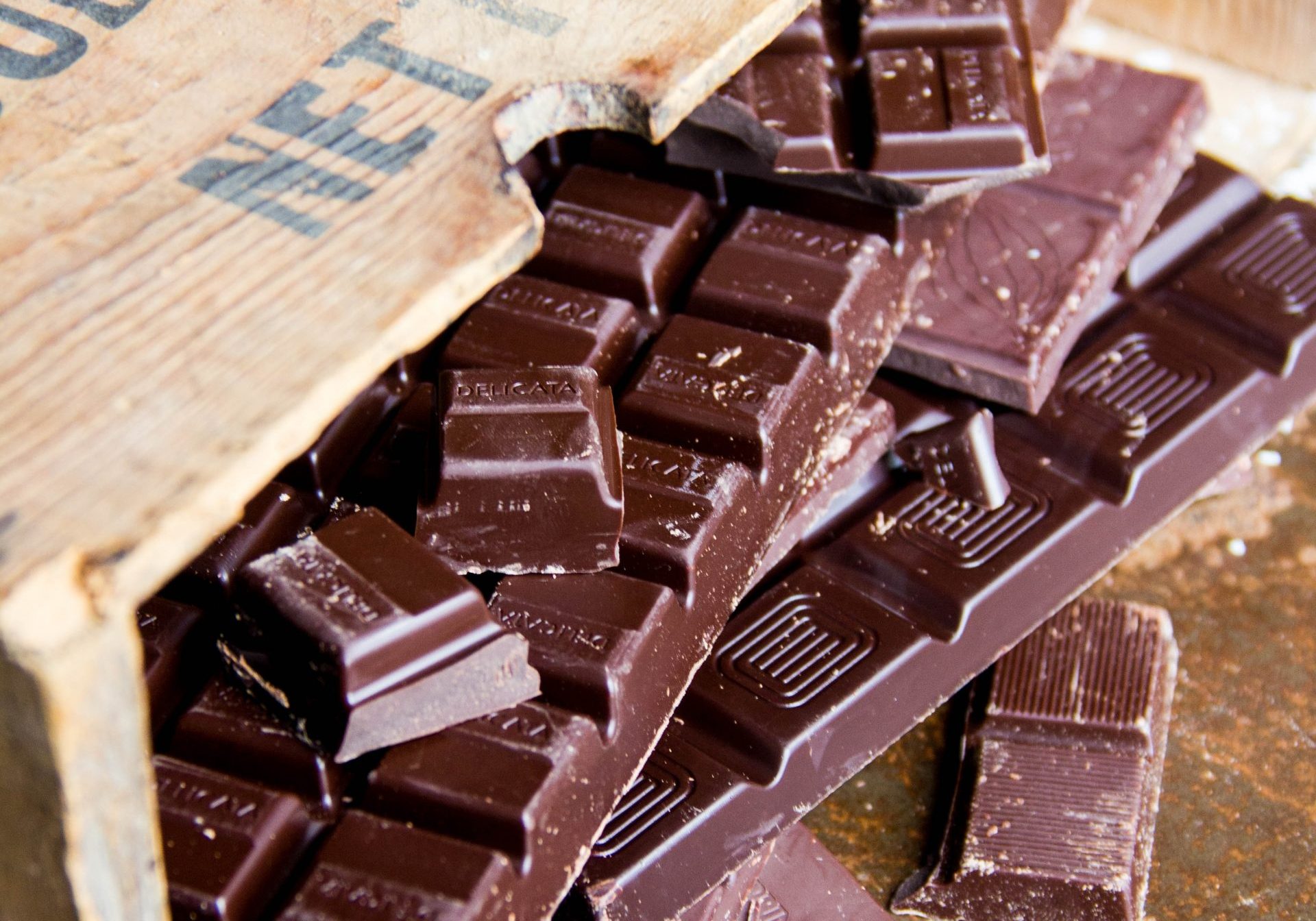 Scelta Taste Accelerator chocolate bars in a wooden crate